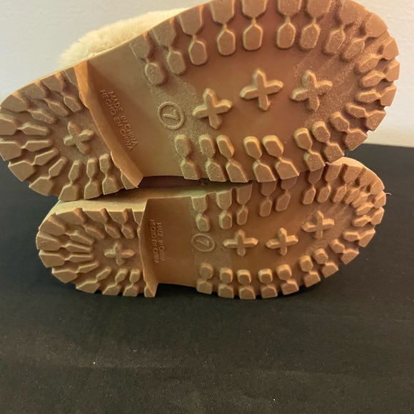 Old Navy Faux Fur Boots‎ in Tan toddler size 7 - Picture 7 of 7